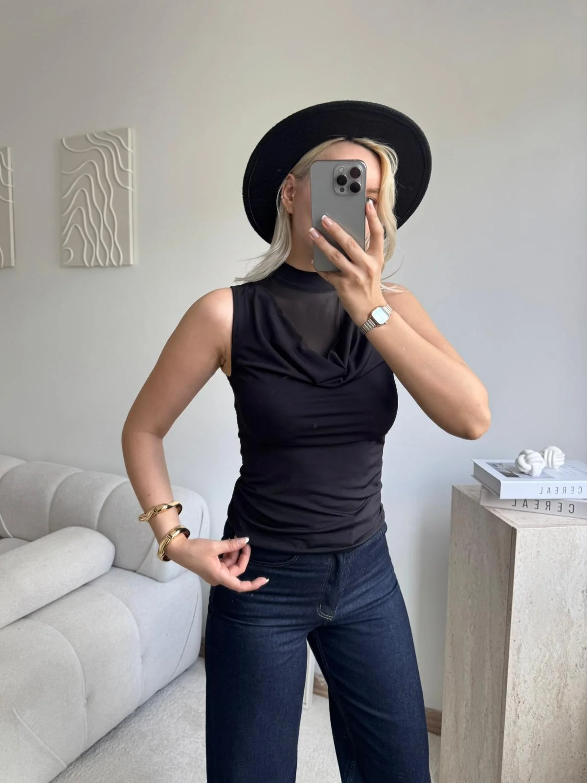 Transparan Tül Detaylı Yarım Balıkçı Yaka Kolsuz Bluz - SİYAH