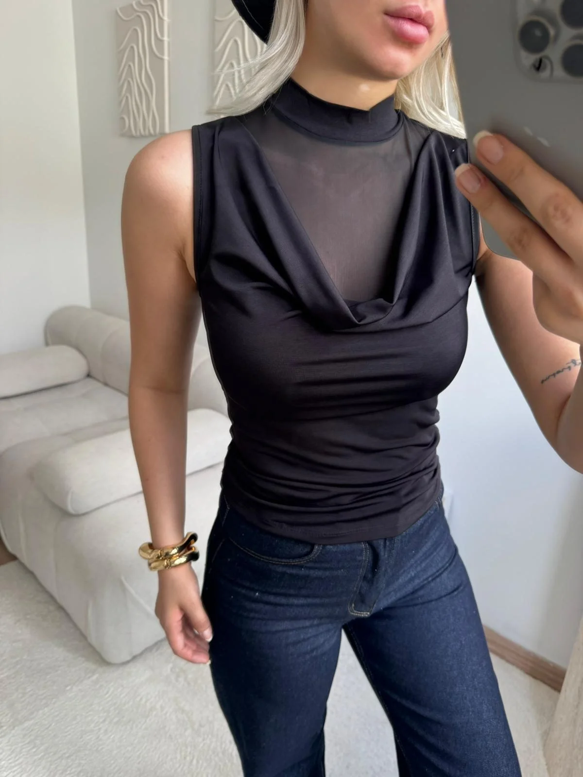 Transparan Tül Detaylı Yarım Balıkçı Yaka Kolsuz Bluz - SİYAH