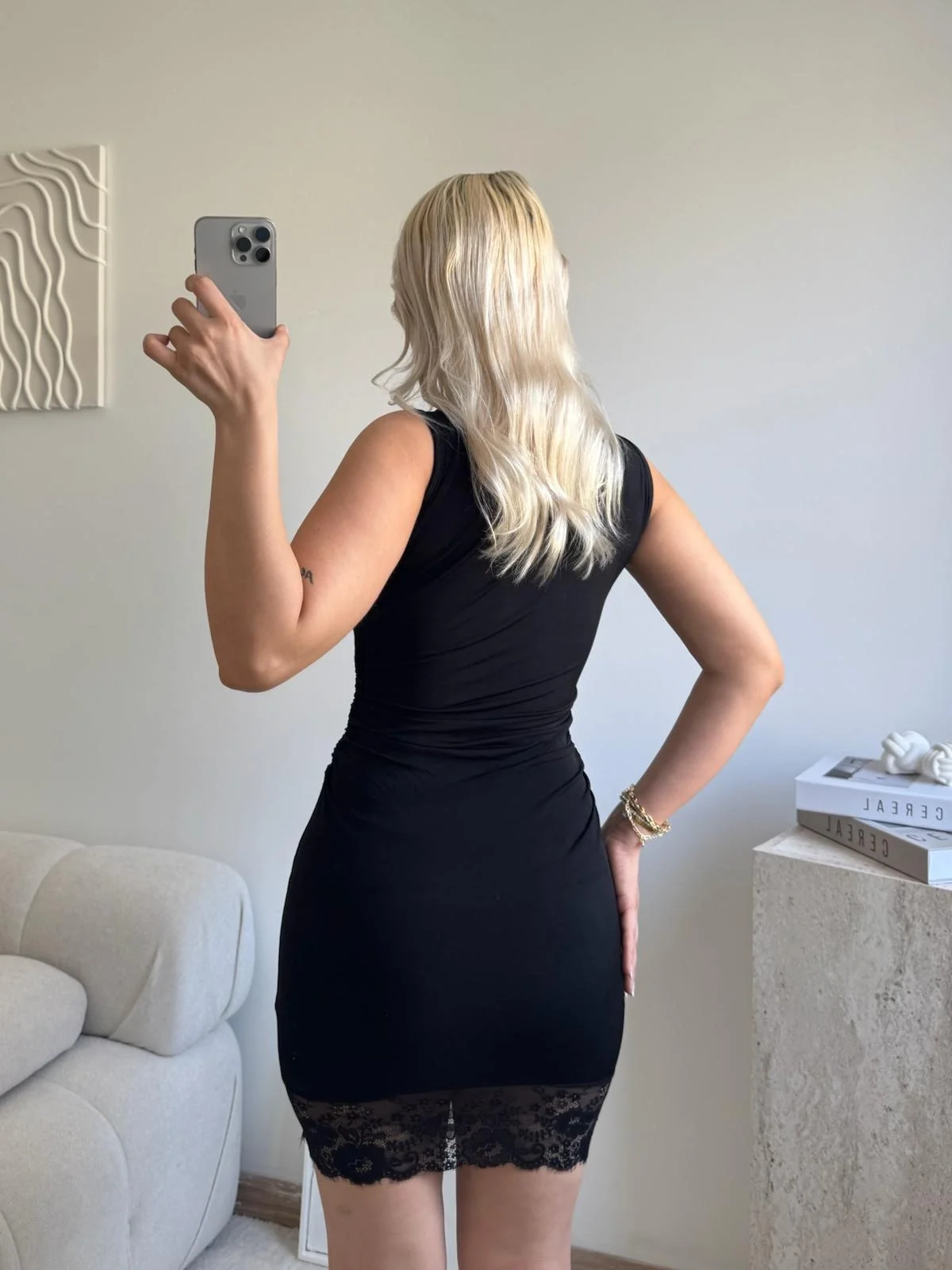 Eteği Dantel Yan Büzgü Elbise - SİYAH