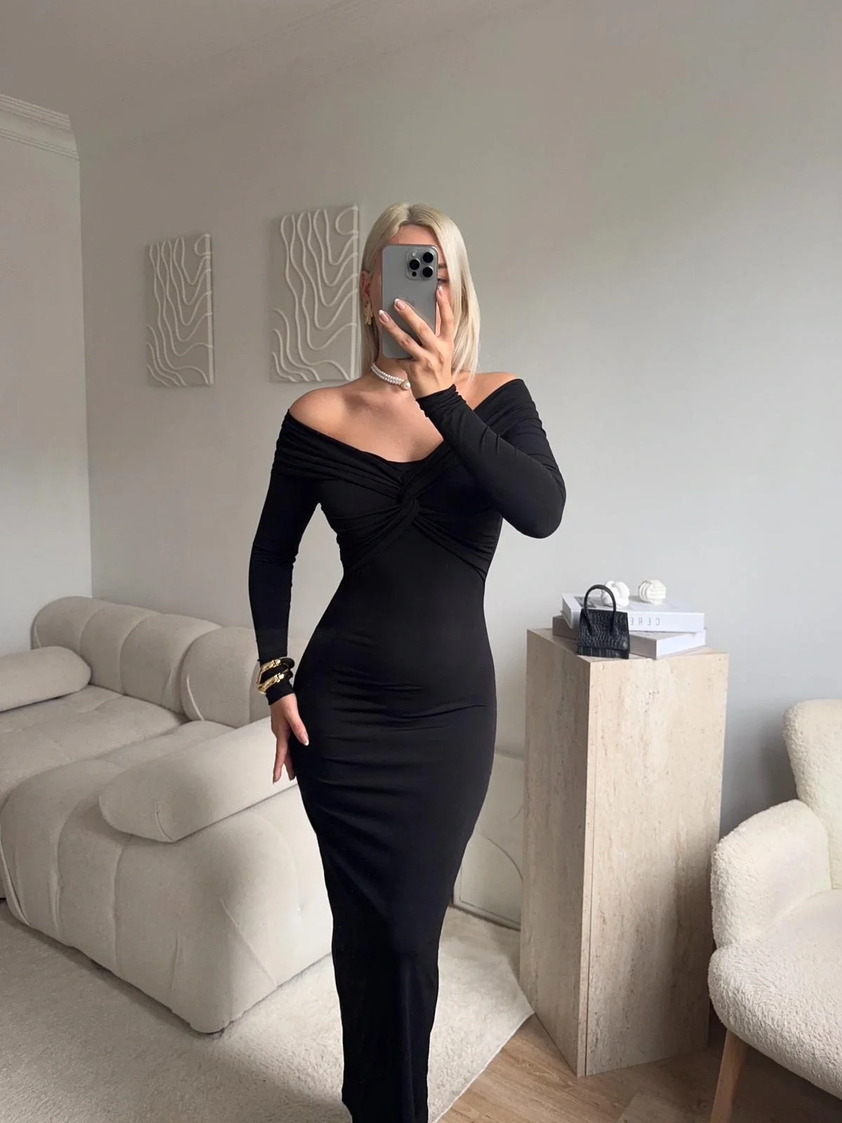 Büzgülü Madonna Yaka Elbise - SİYAH