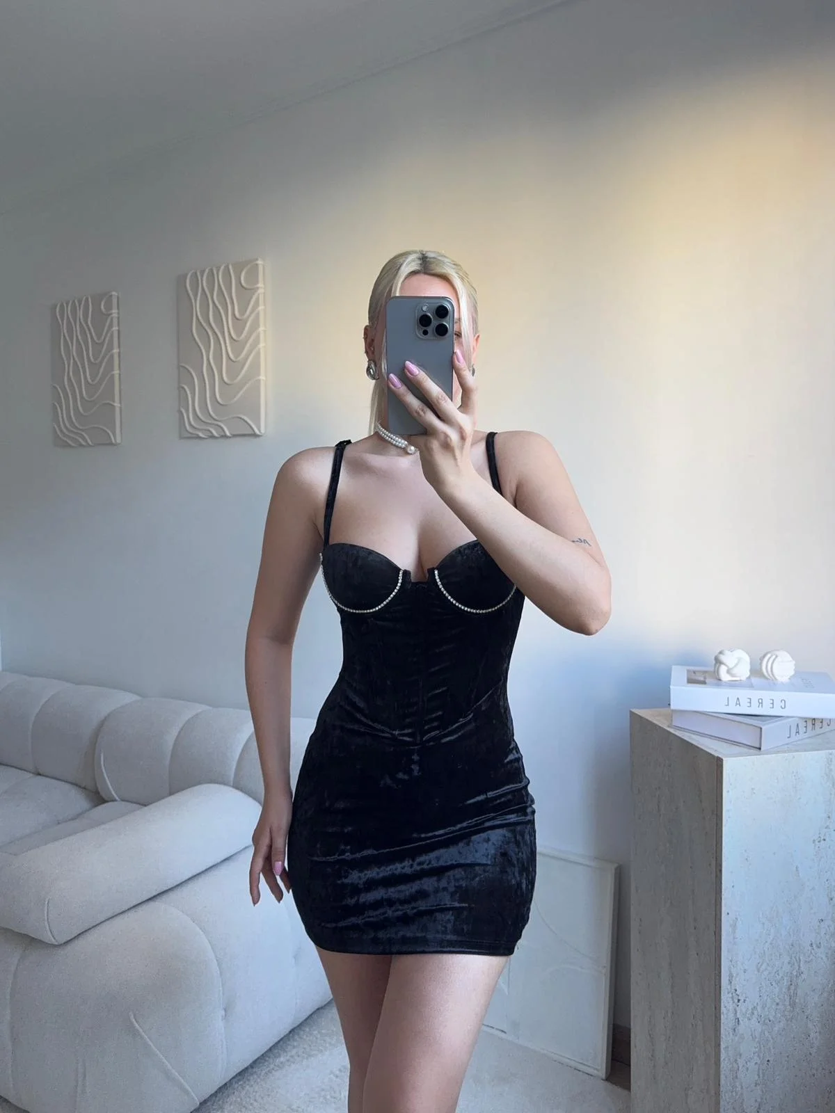 Kadife Taş Detaylı Askılı Mini Elbise - SİYAH