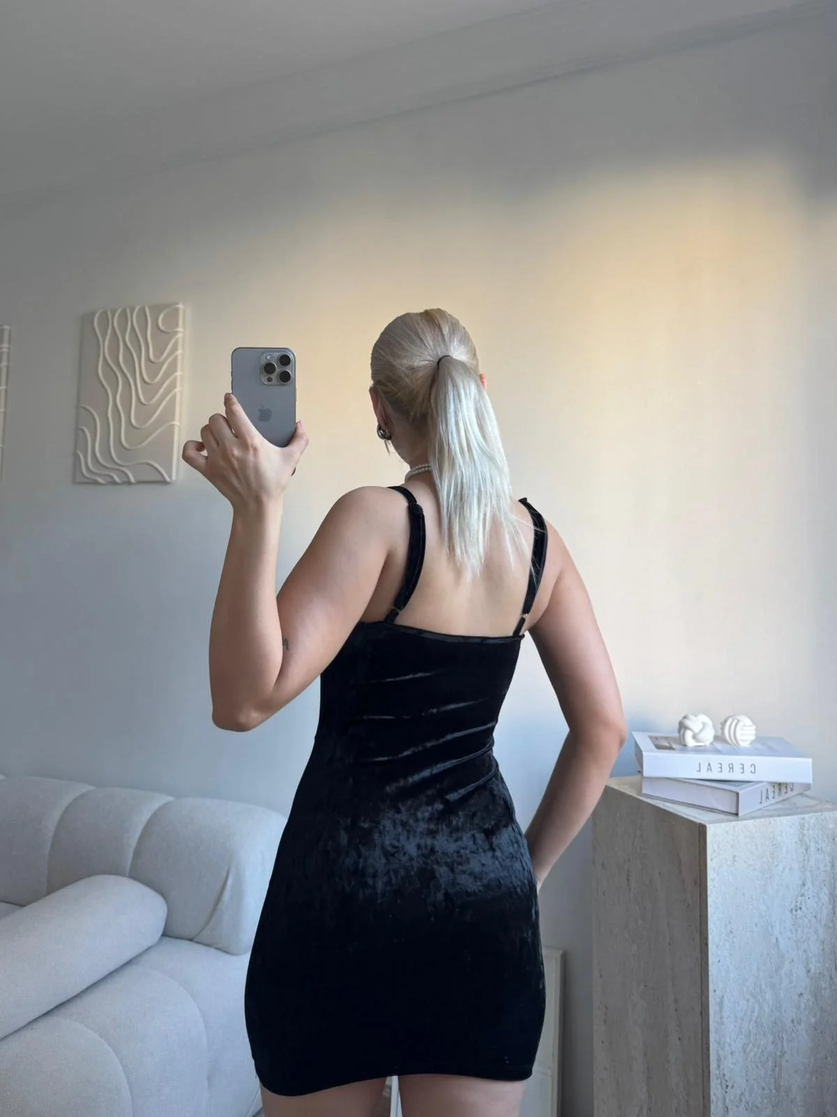 Kadife Taş Detaylı Askılı Mini Elbise - SİYAH