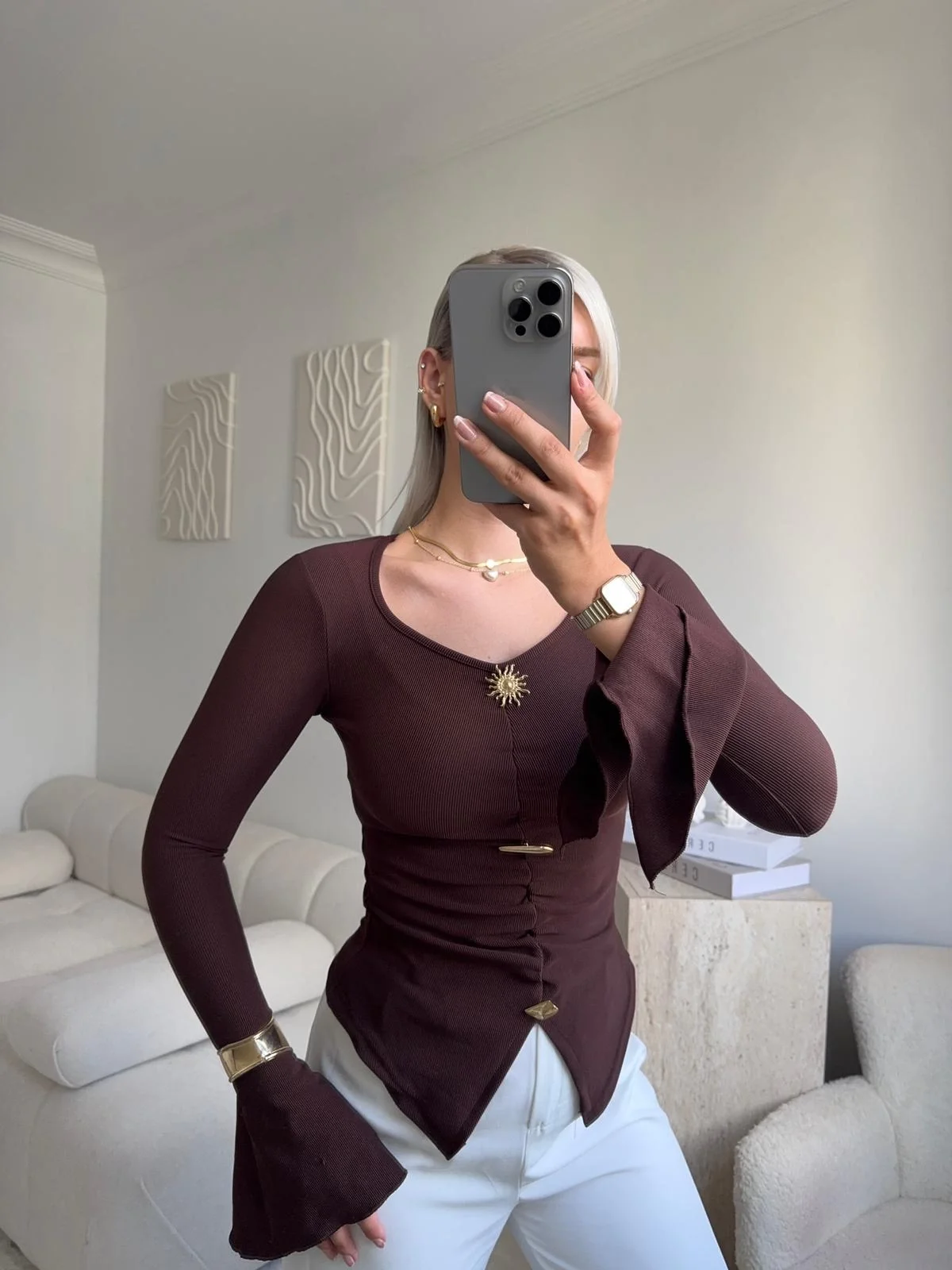 Kolları Volanlı Aksesuar Bluz - KAHVE