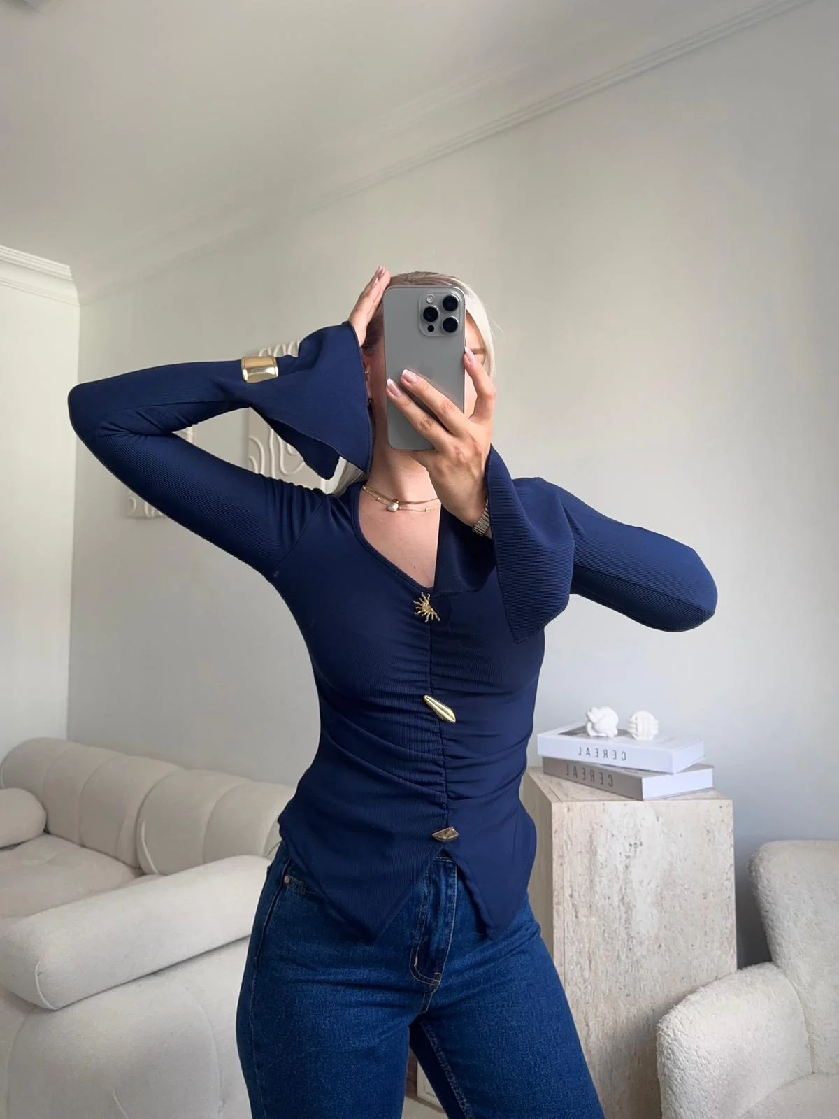 Kolları Volanlı Aksesuar Bluz - LACİVERT