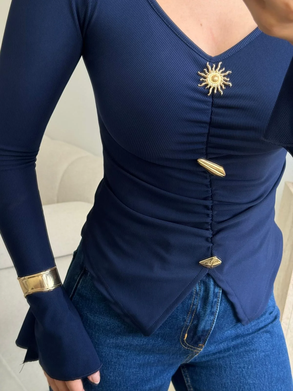 Kolları Volanlı Aksesuar Bluz - LACİVERT