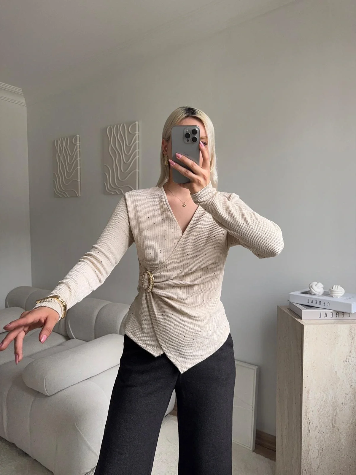 Kruvaze Aksesuarlı Taşlı Bluz - BEJ