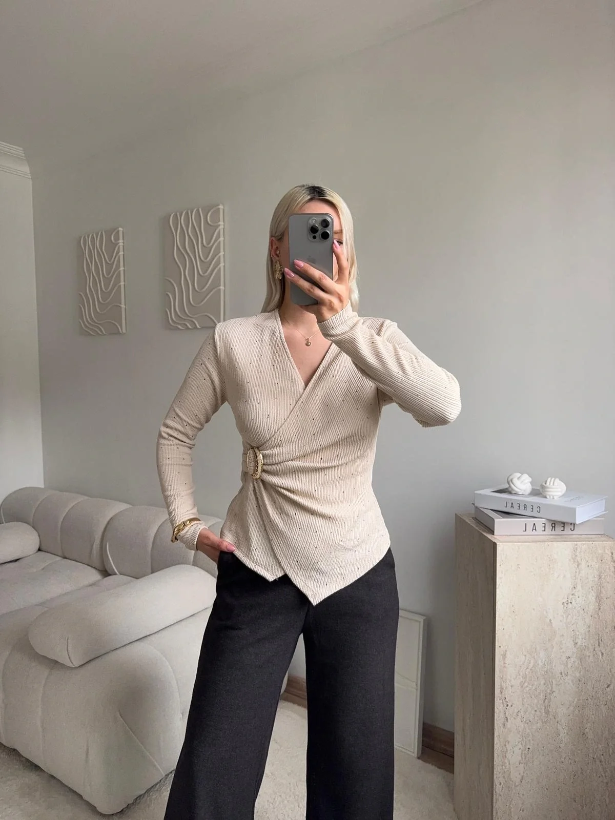 Kruvaze Aksesuarlı Taşlı Bluz - BEJ