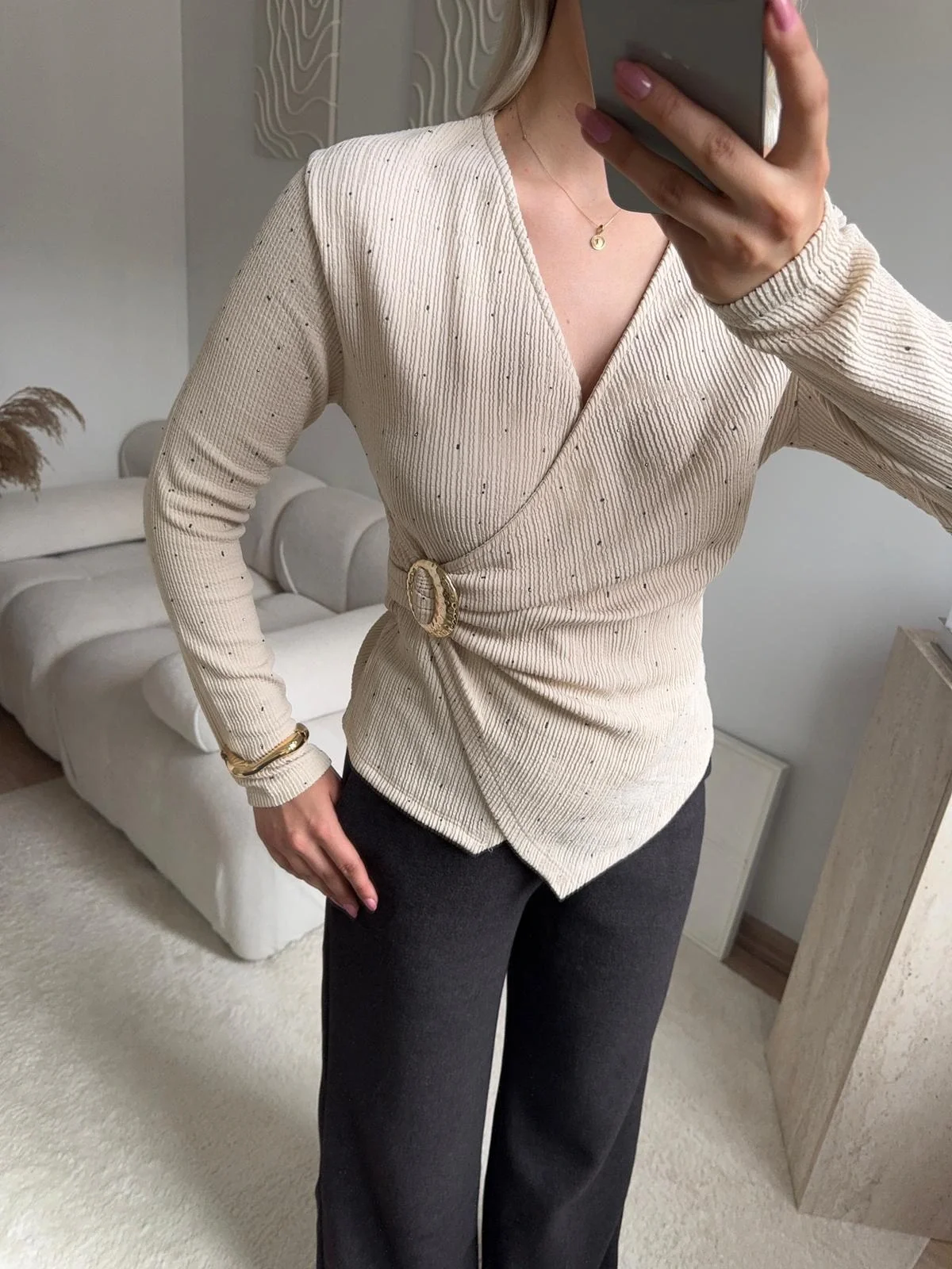 Kruvaze Aksesuarlı Taşlı Bluz - BEJ