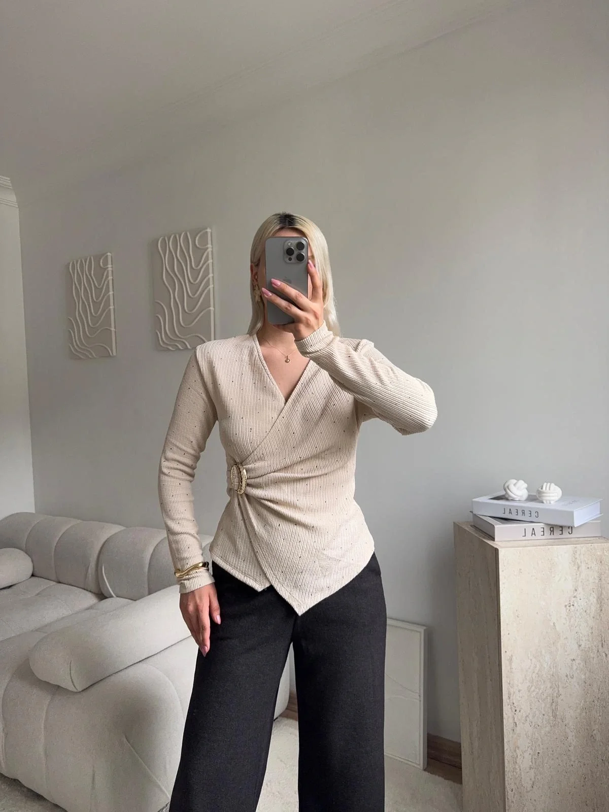 Kruvaze Aksesuarlı Taşlı Bluz - BEJ