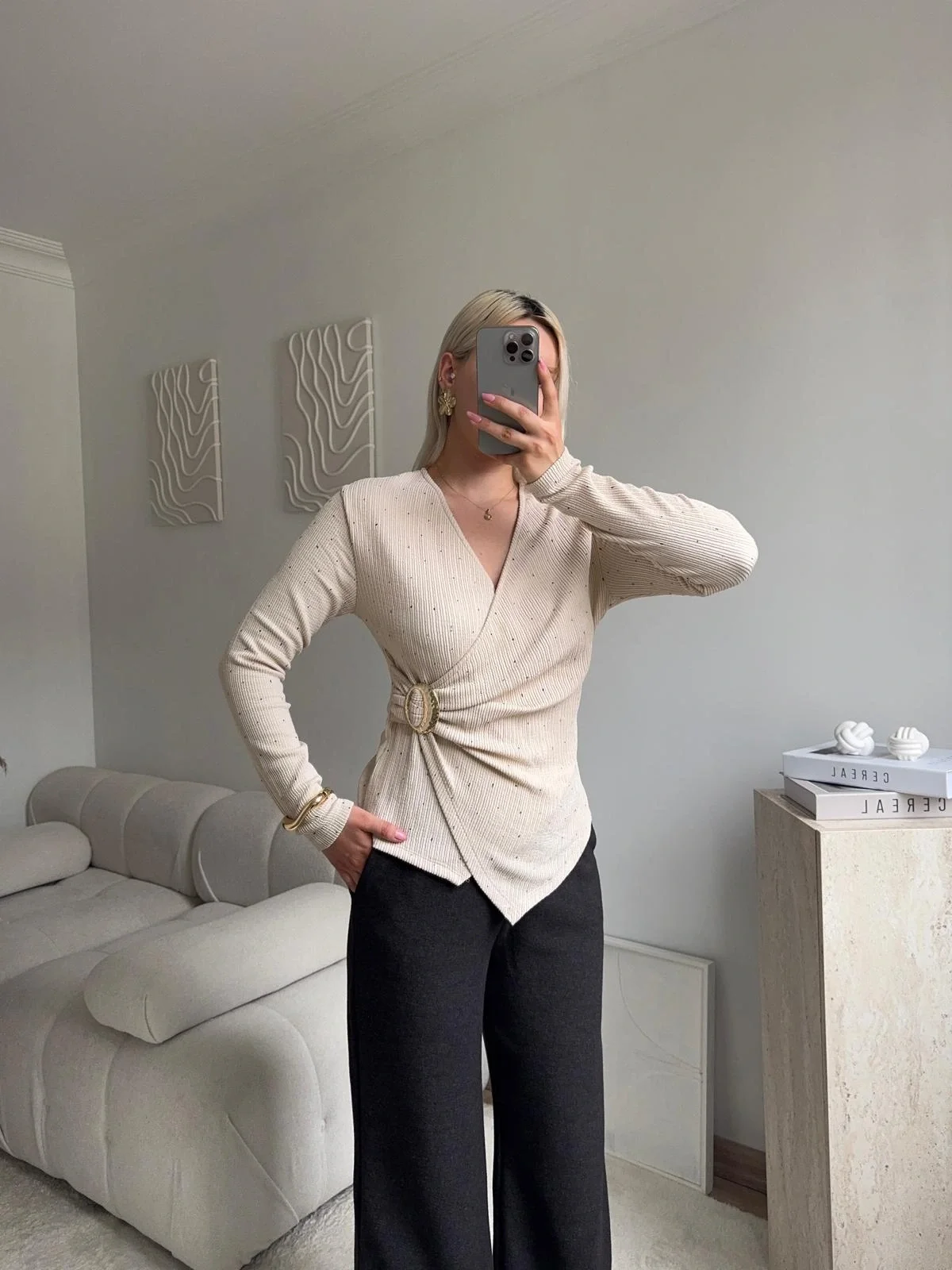 Kruvaze Aksesuarlı Taşlı Bluz - BEJ