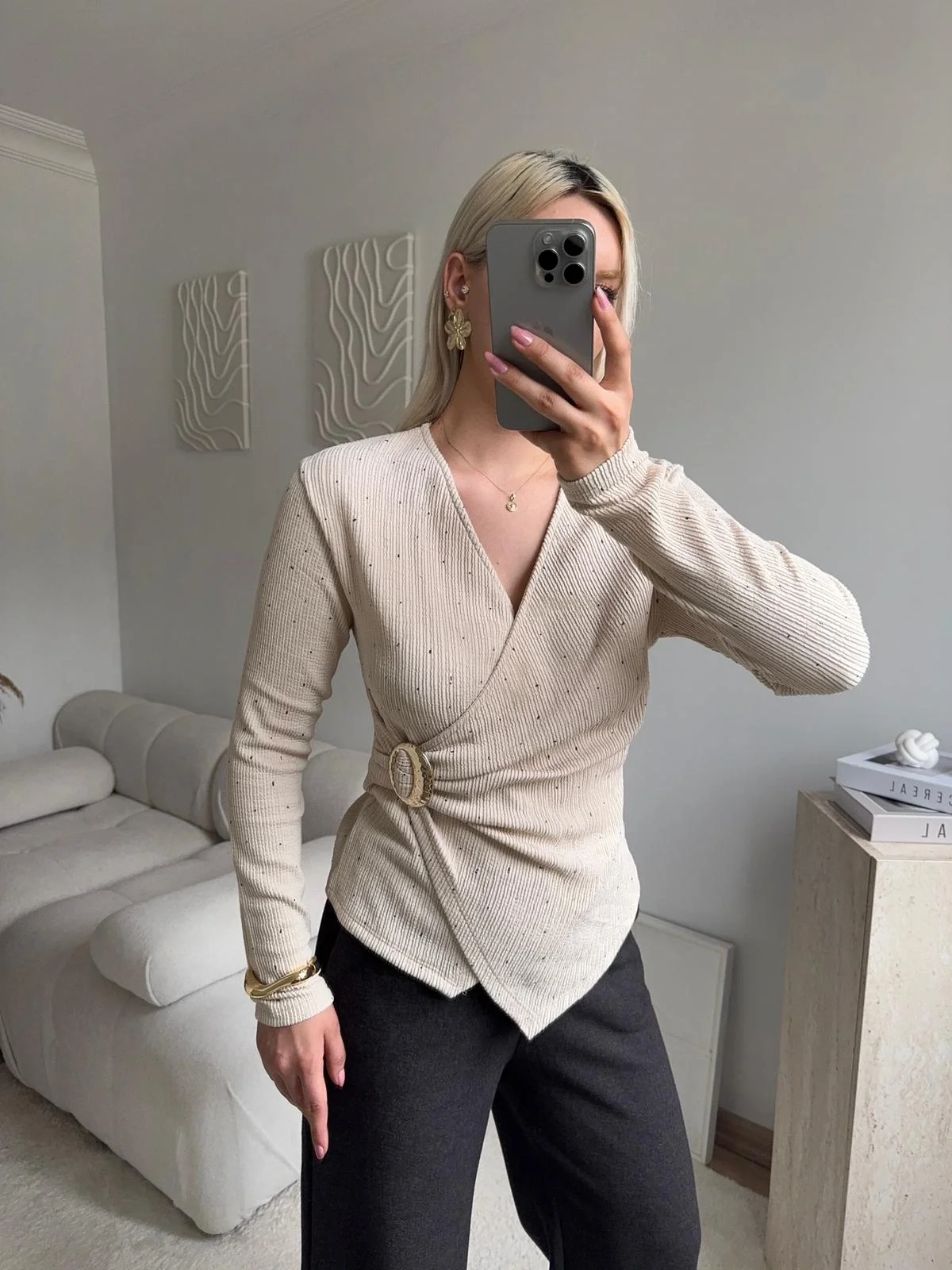 Kruvaze Aksesuarlı Taşlı Bluz - BEJ