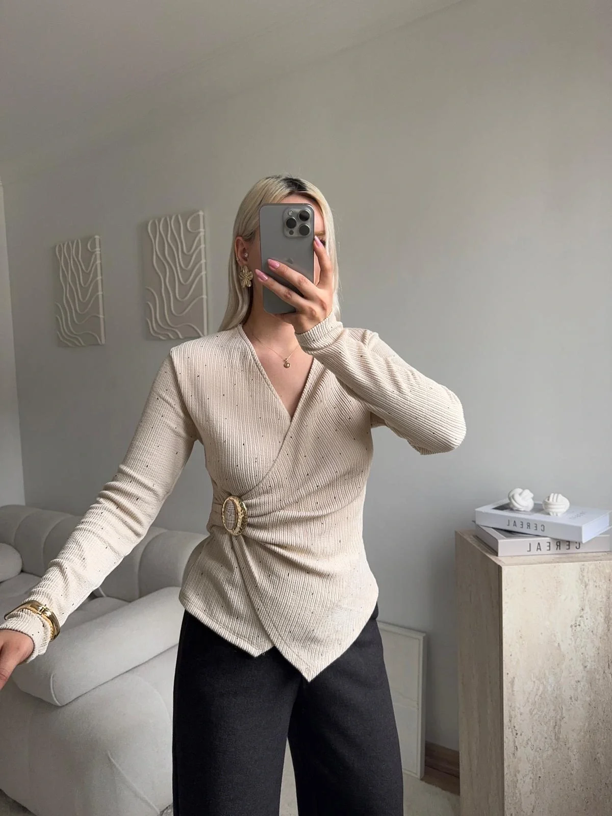 Kruvaze Aksesuarlı Taşlı Bluz - BEJ