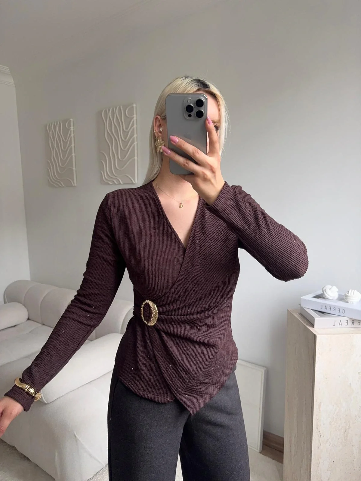 Kruvaze Aksesuarlı Taşlı Bluz - KAHVE