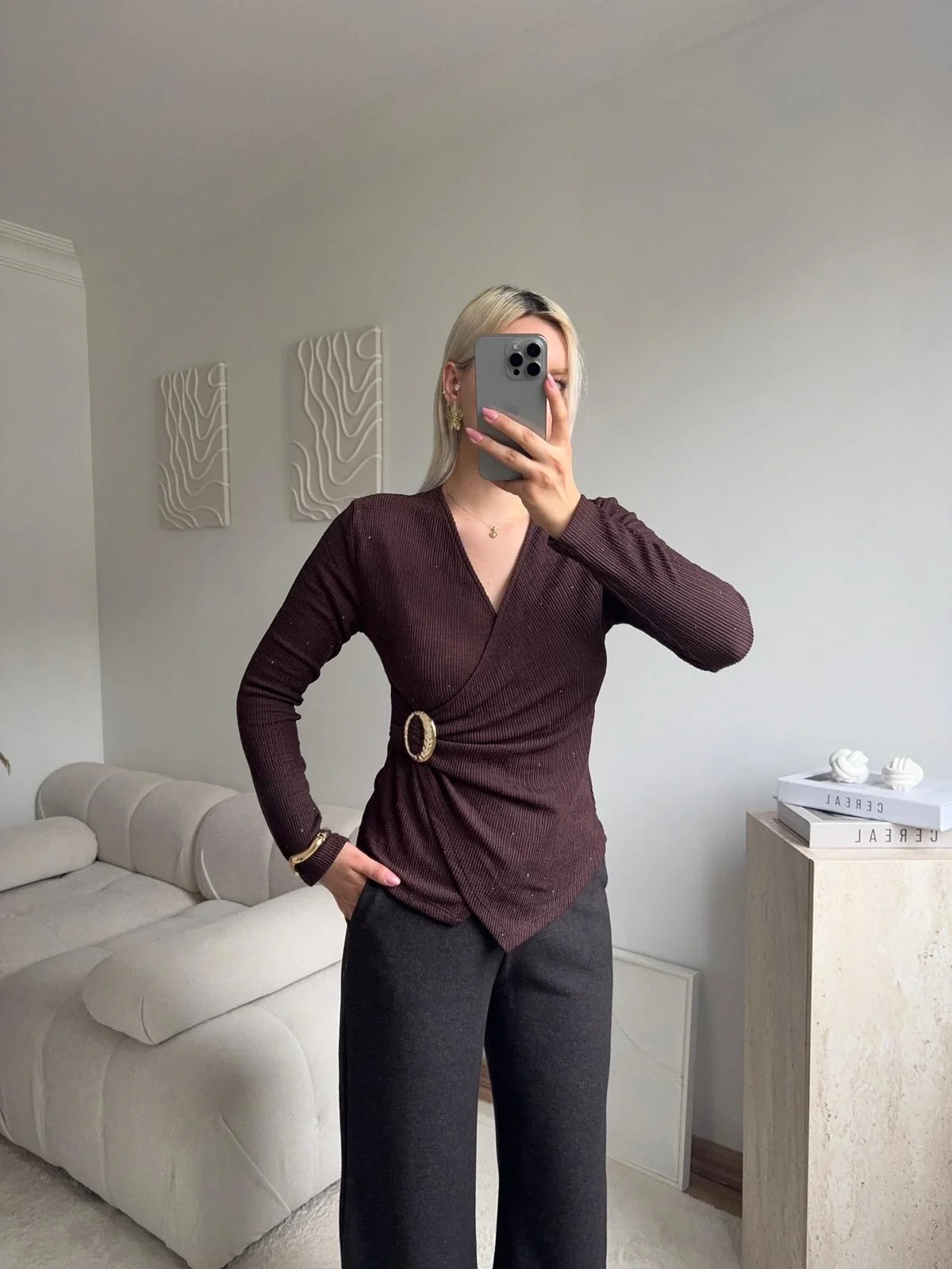 Kruvaze Aksesuarlı Taşlı Bluz - KAHVE