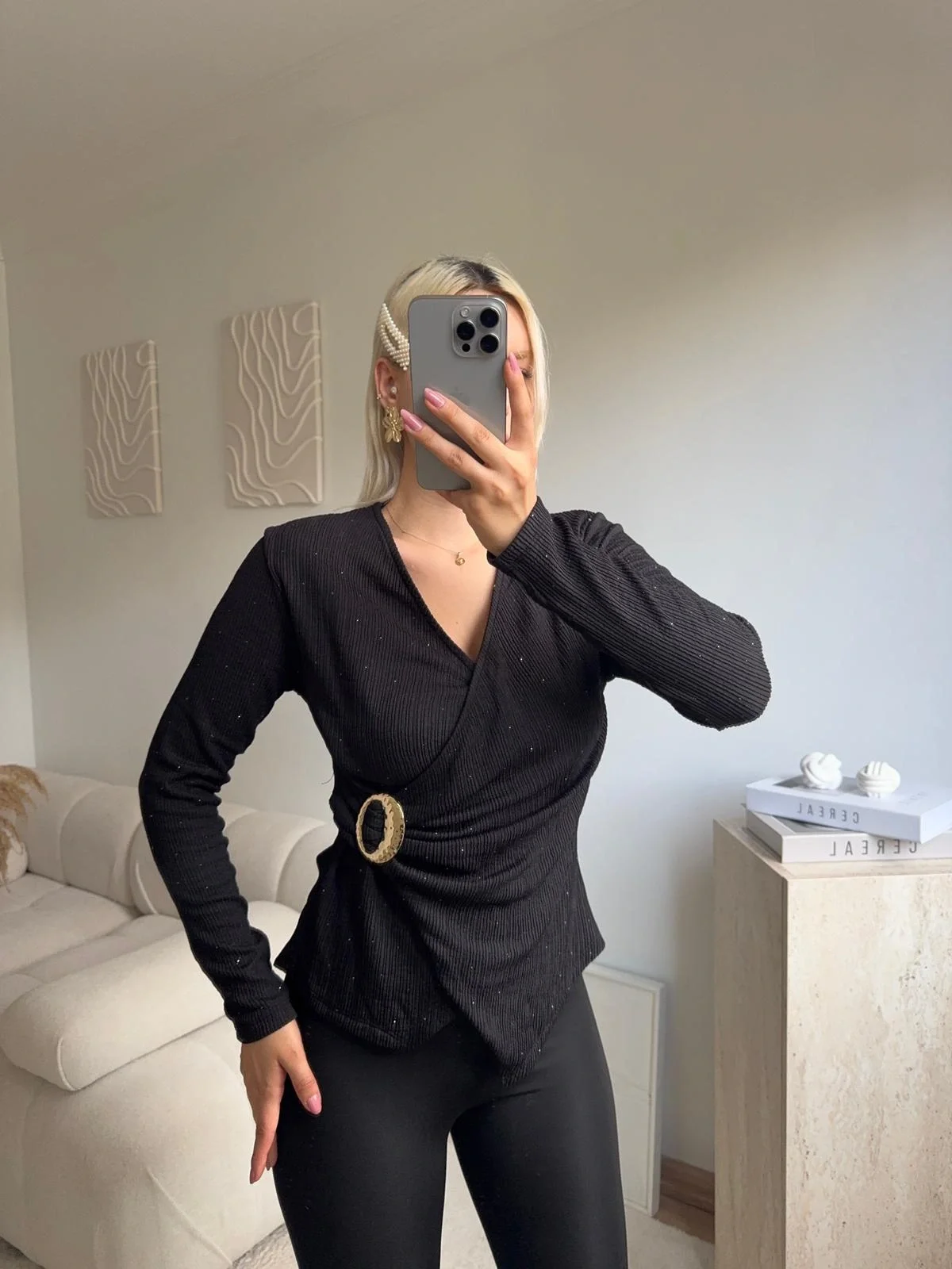 Kruvaze Aksesuarlı Taşlı Bluz - SİYAH