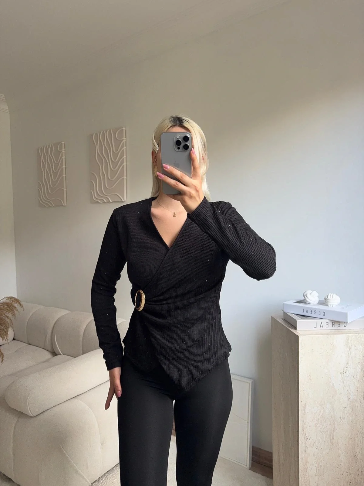 Kruvaze Aksesuarlı Taşlı Bluz - SİYAH