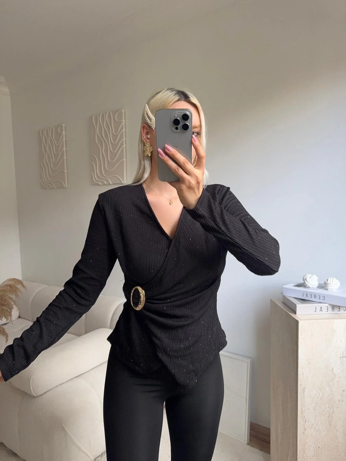 Kruvaze Aksesuarlı Taşlı Bluz - SİYAH