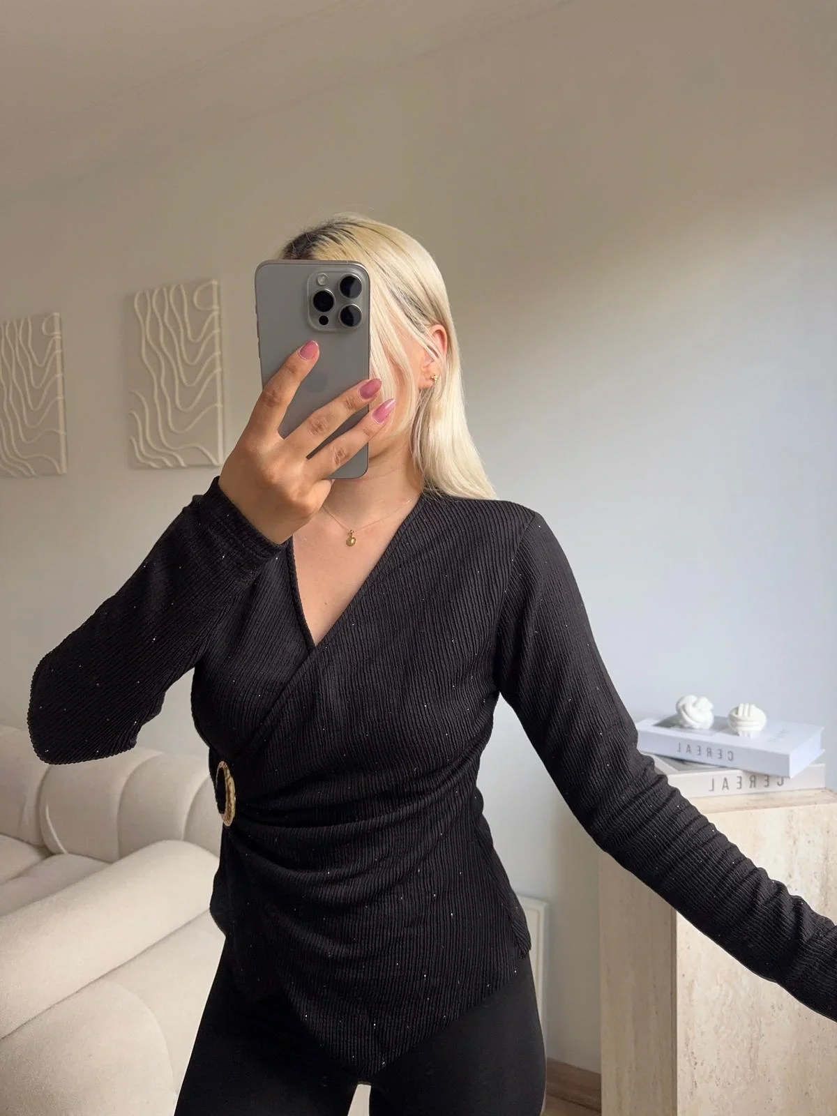 Kruvaze Aksesuarlı Taşlı Bluz - SİYAH