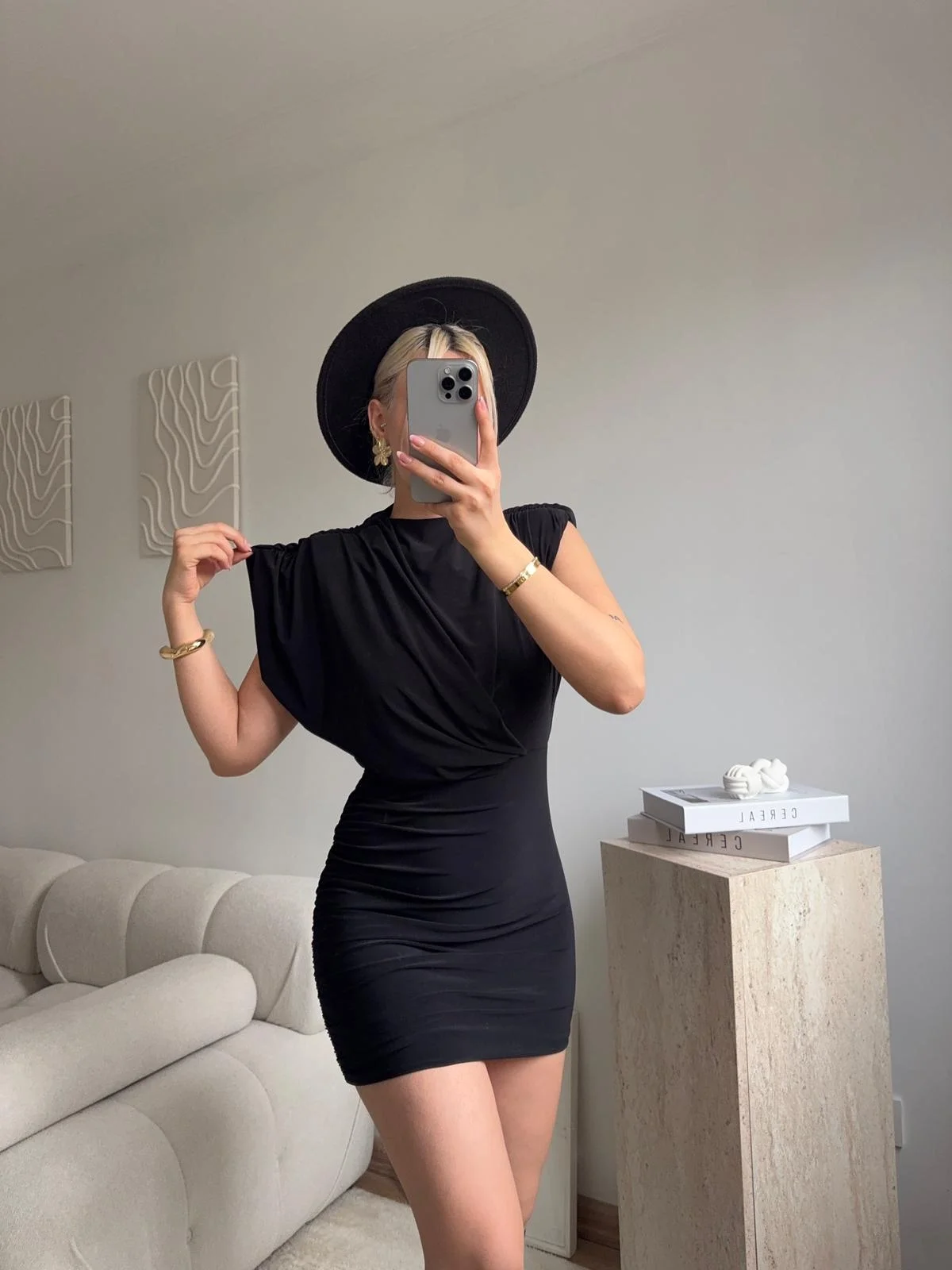 Omuz Vatkalı Drapeli Mini Elbise - SİYAH