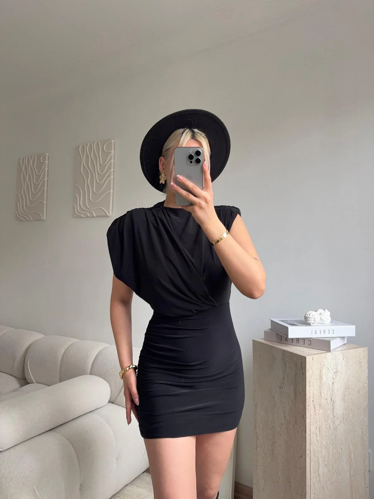 Omuz Vatkalı Drapeli Mini Elbise - SİYAH