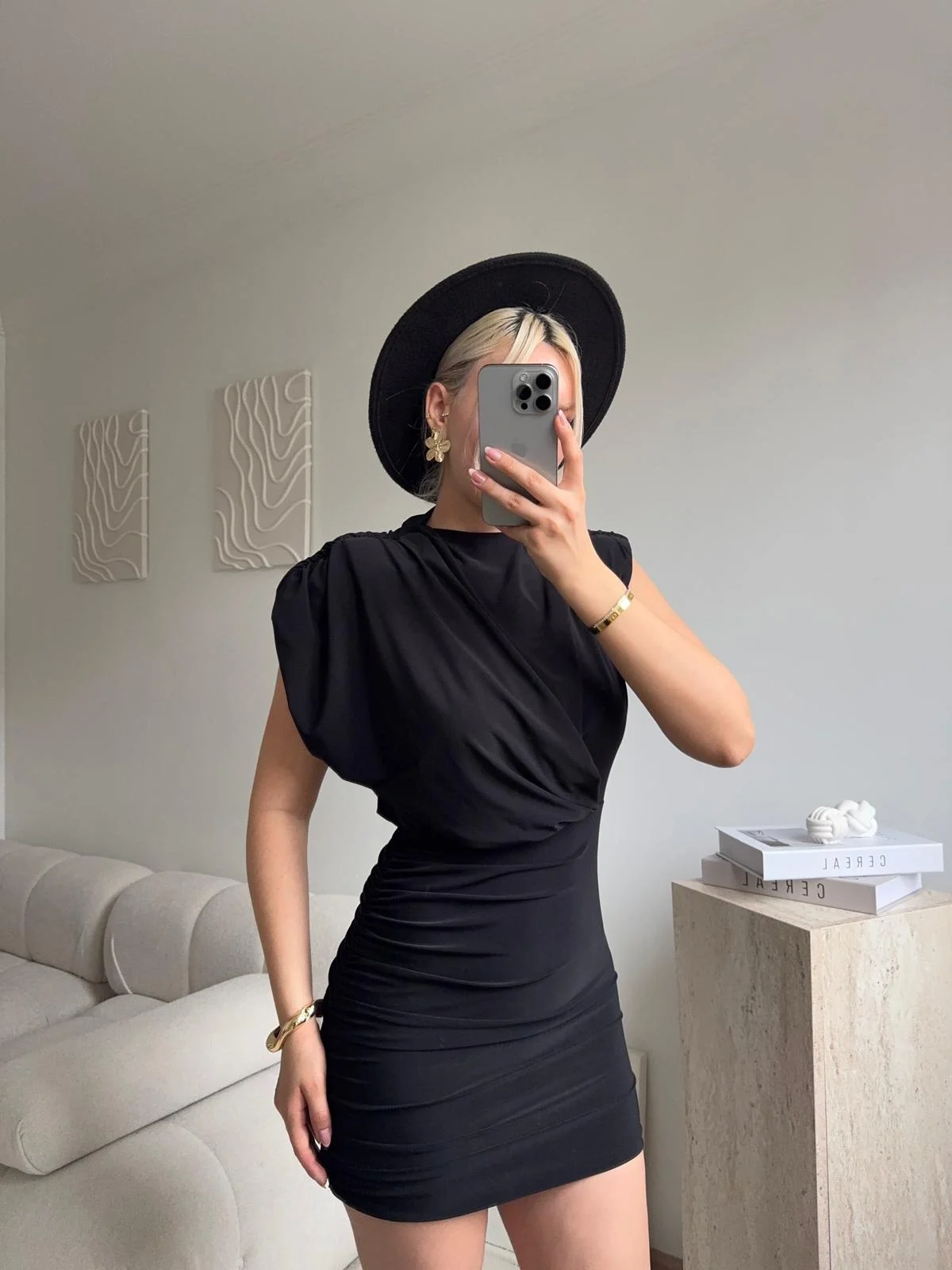 Omuz Vatkalı Drapeli Mini Elbise - SİYAH