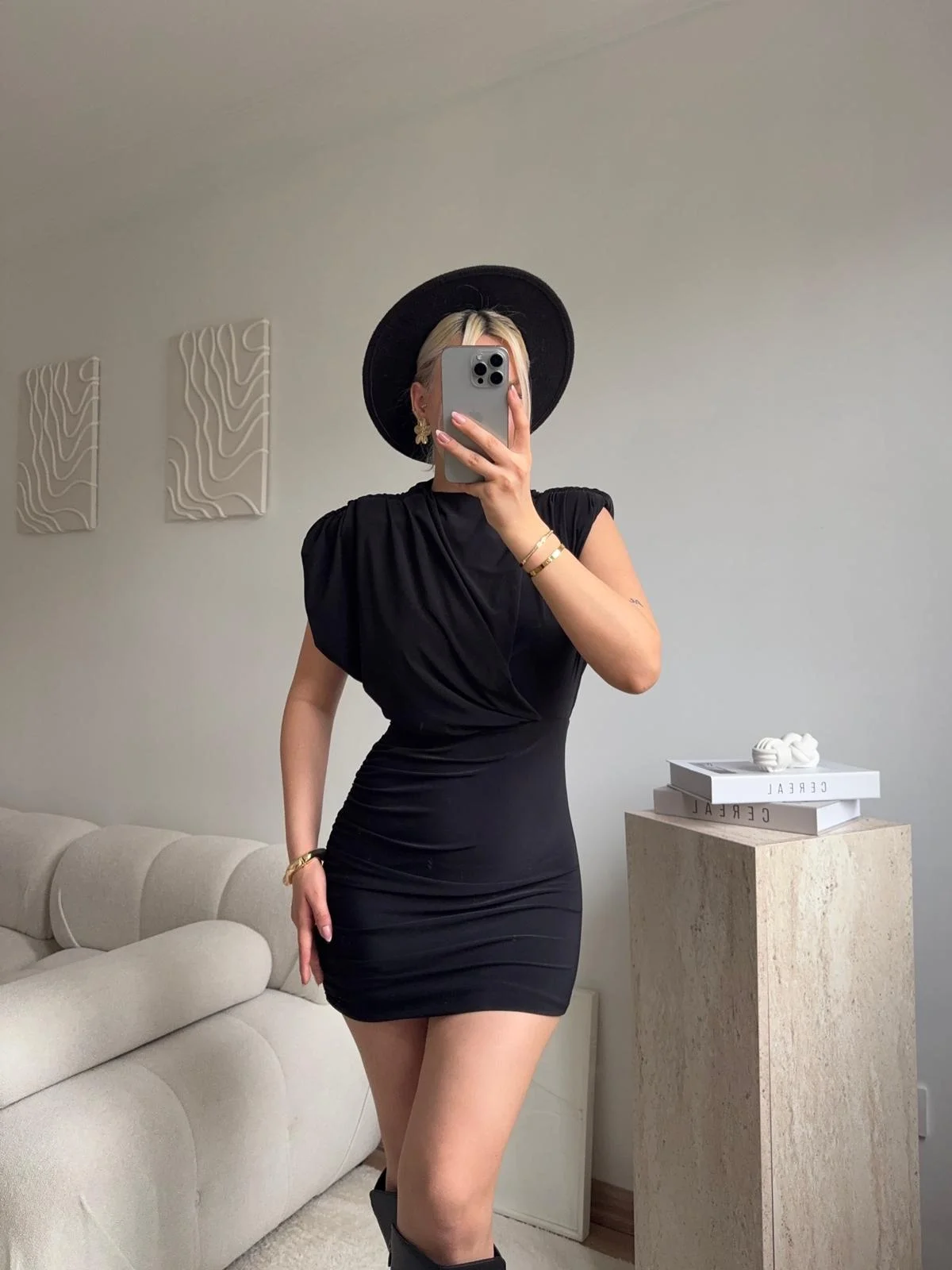 Omuz Vatkalı Drapeli Mini Elbise - SİYAH