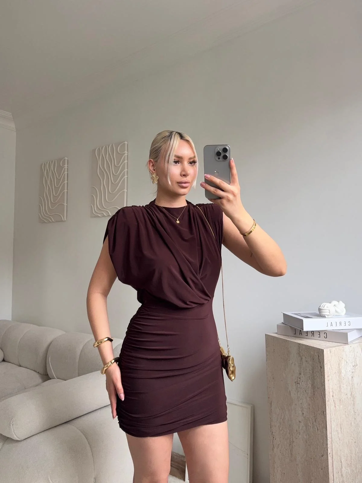 Omuz Vatkalı Drapeli Mini Elbise - KAHVE