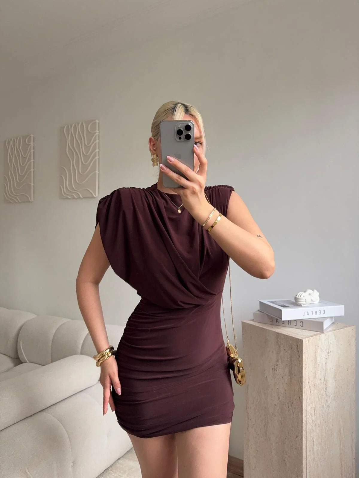 Omuz Vatkalı Drapeli Mini Elbise - KAHVE