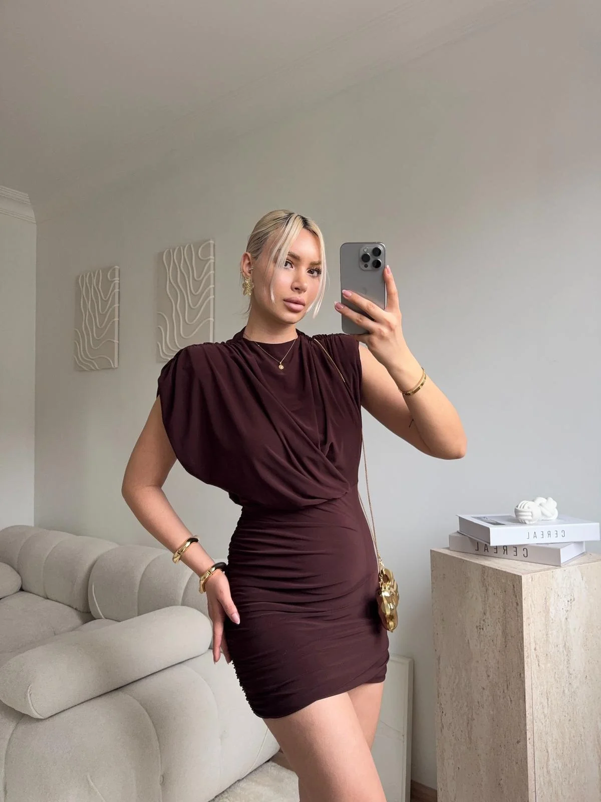 Omuz Vatkalı Drapeli Mini Elbise - KAHVE