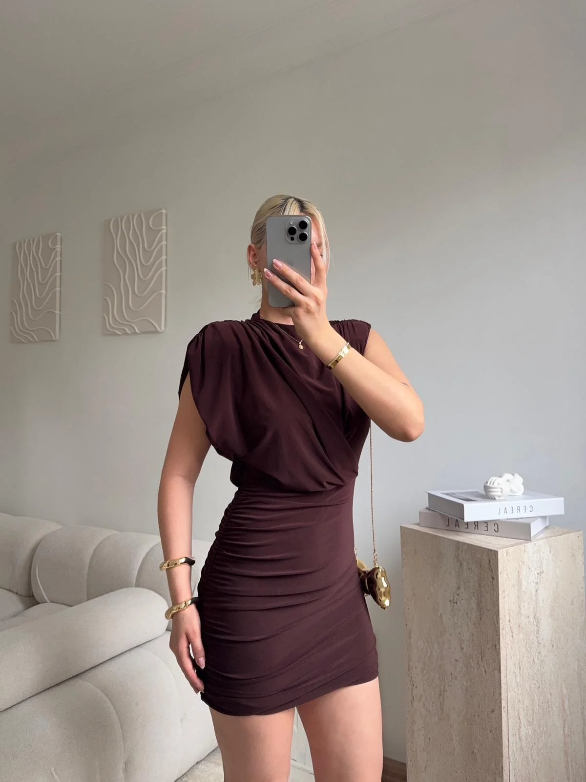 Omuz Vatkalı Drapeli Mini Elbise - KAHVE