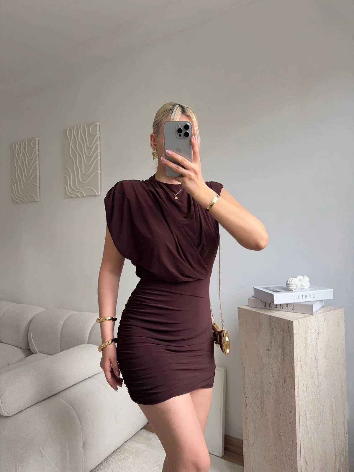 Omuz Vatkalı Drapeli Mini Elbise - KAHVE