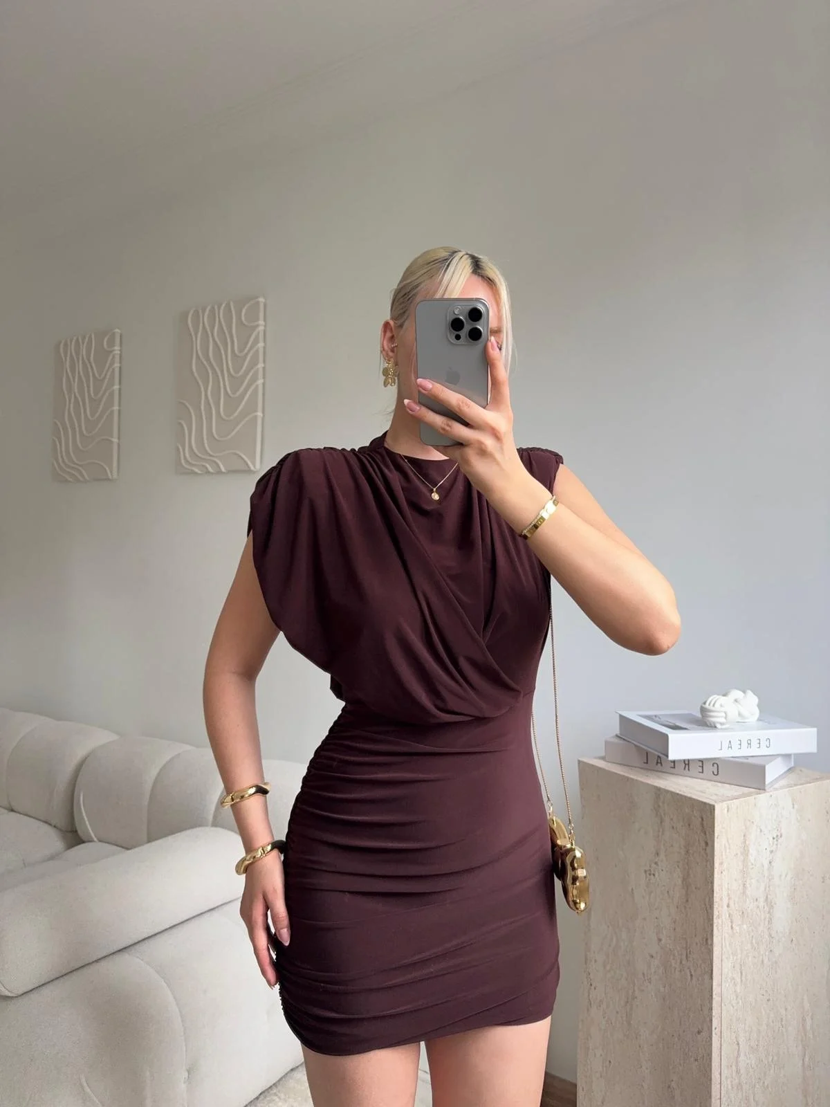 Omuz Vatkalı Drapeli Mini Elbise - KAHVE