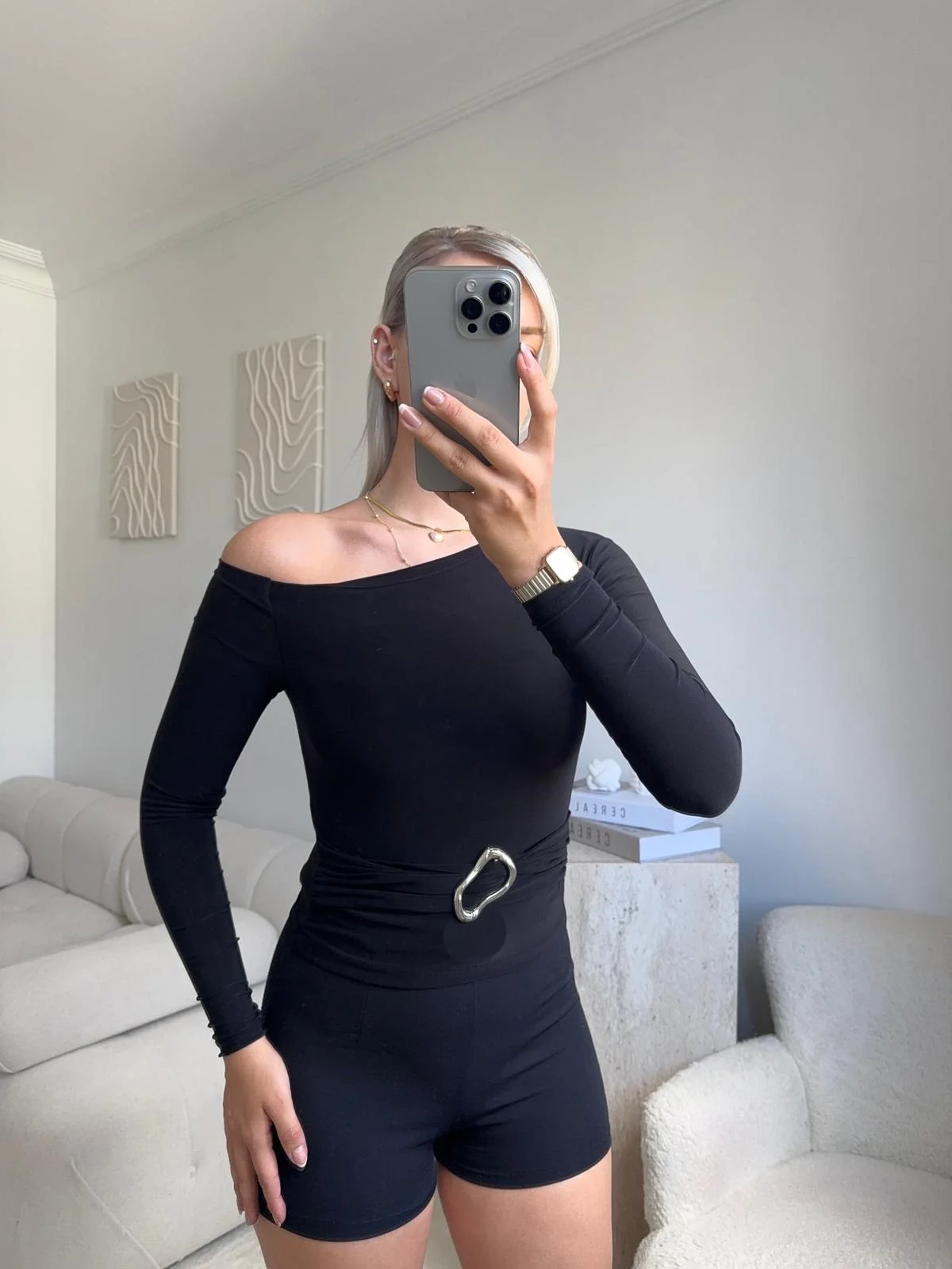 Önü Tokalı Kayık Yaka Crop - SİYAH