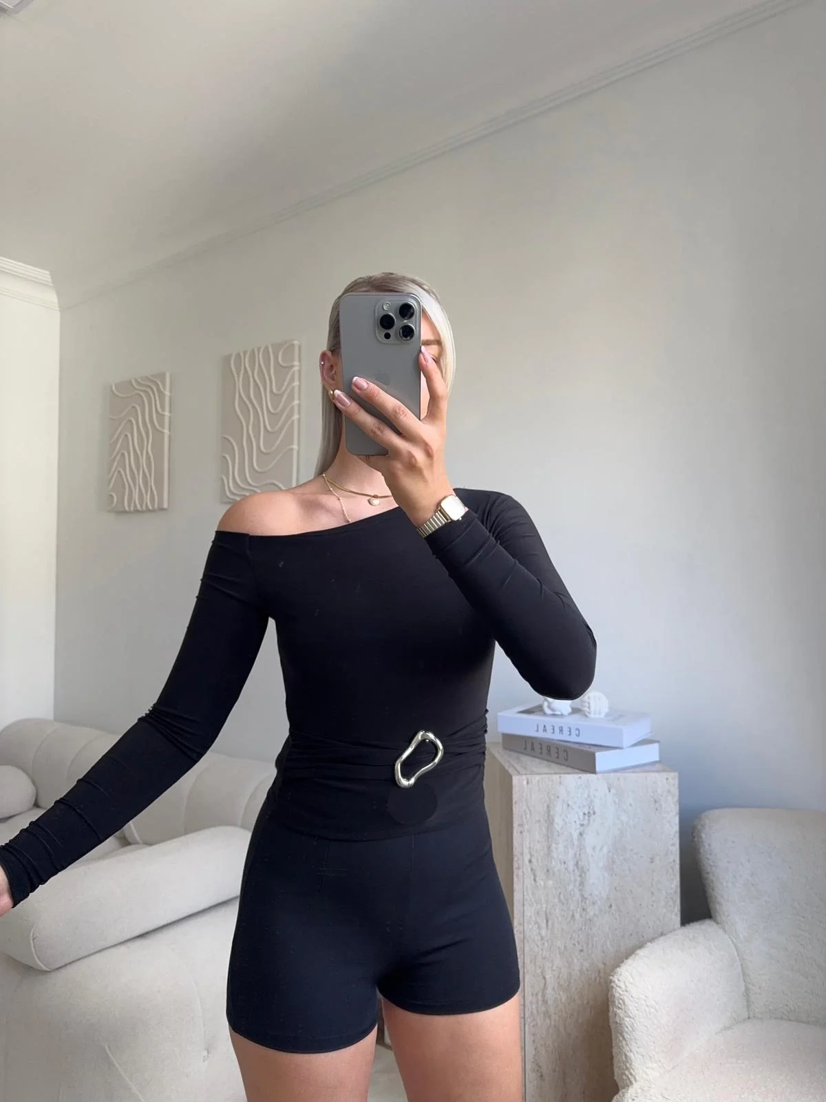 Önü Tokalı Kayık Yaka Crop - SİYAH