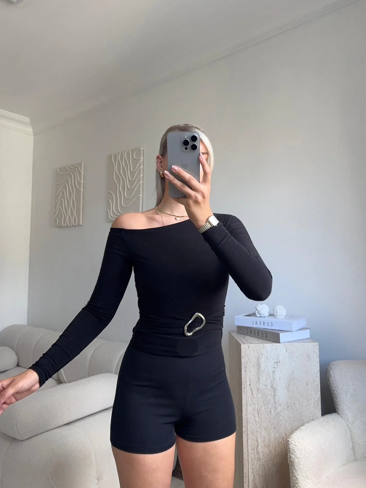 Önü Tokalı Kayık Yaka Crop - SİYAH