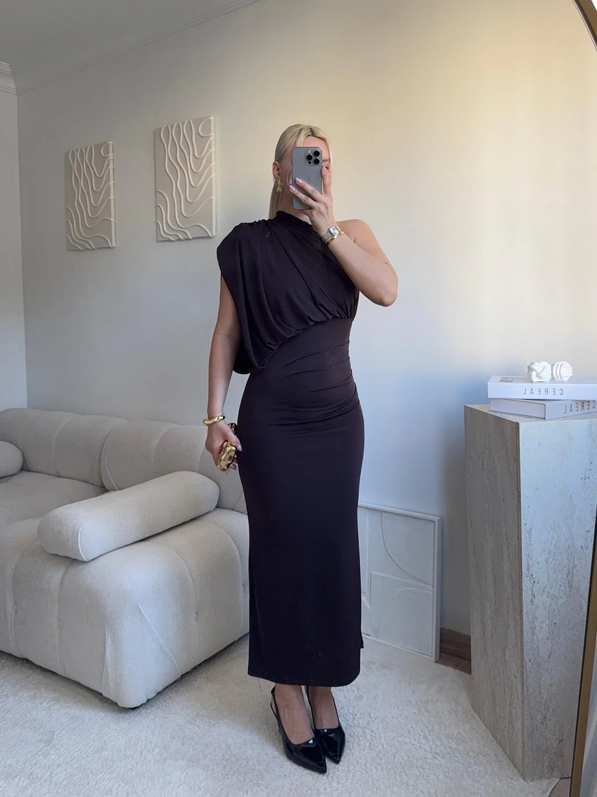 Tek Omuz Drapeli Vücuda Oturan Midi Elbise - KAHVE