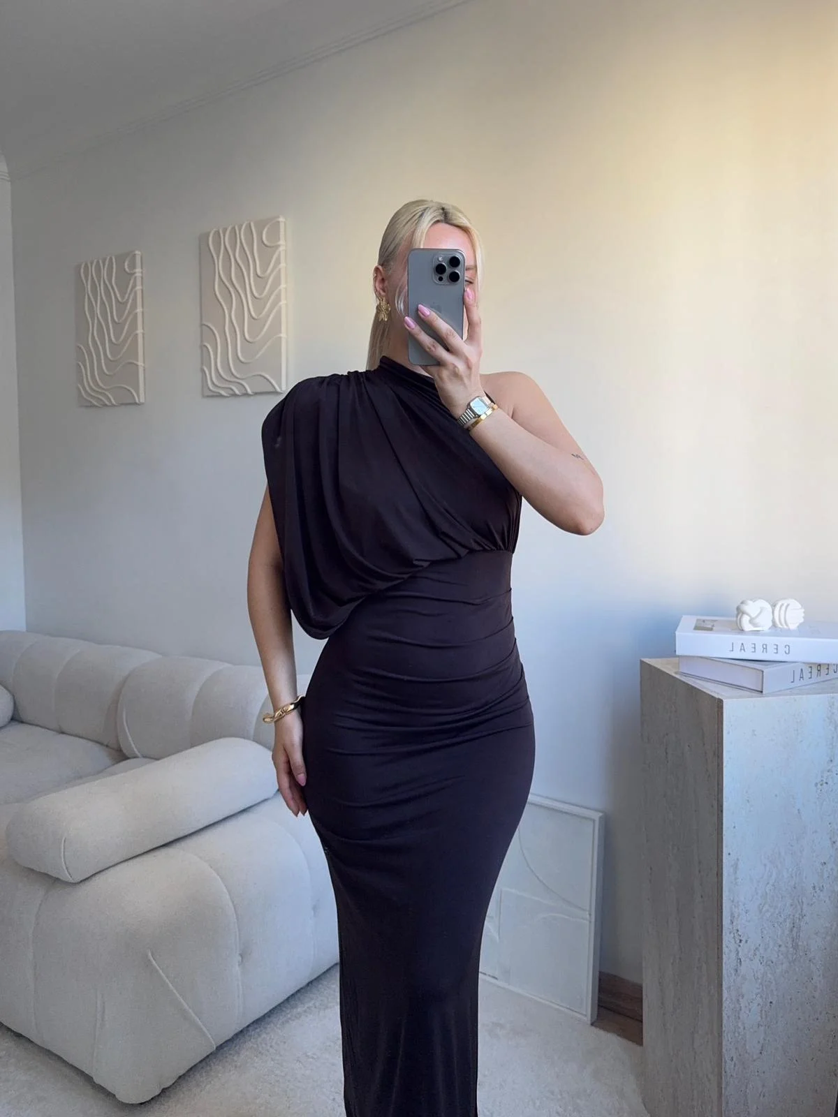 Tek Omuz Drapeli Vücuda Oturan Midi Elbise - KAHVE