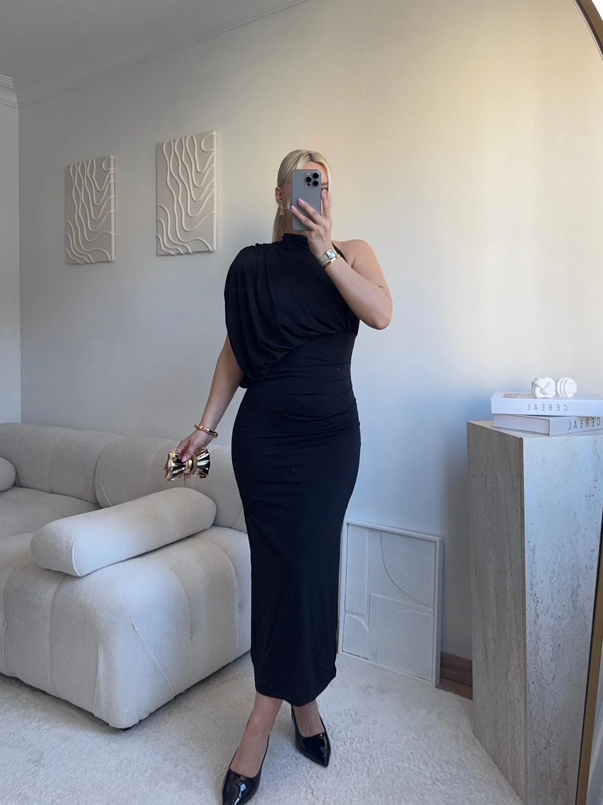 Tek Omuz Drapeli Vücuda Oturan Midi Elbise - SİYAH