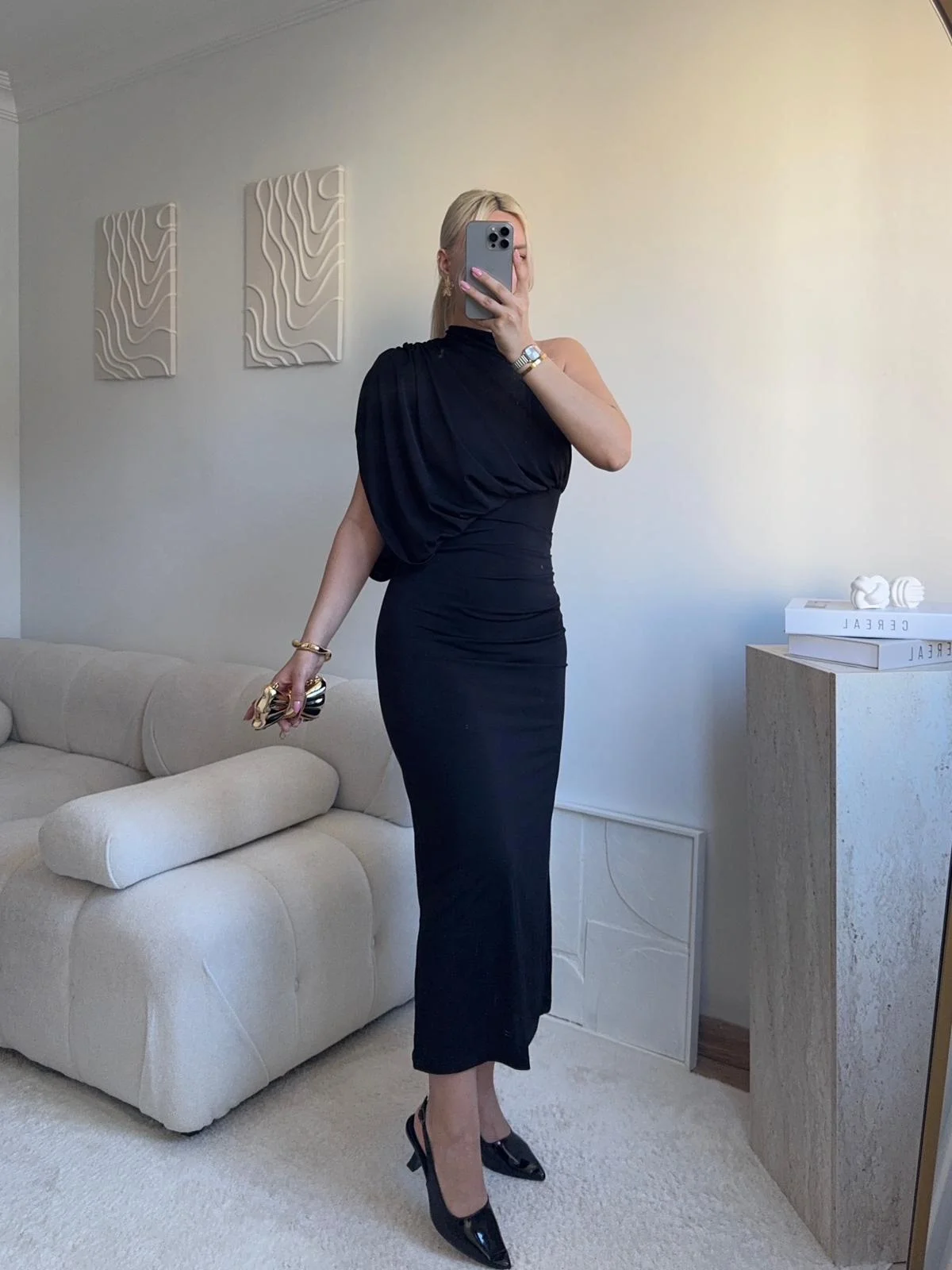 Tek Omuz Drapeli Vücuda Oturan Midi Elbise - SİYAH