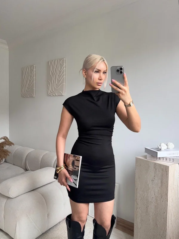 Siyah Yüksek Yaka Vücuda Oturan Mini Elbise