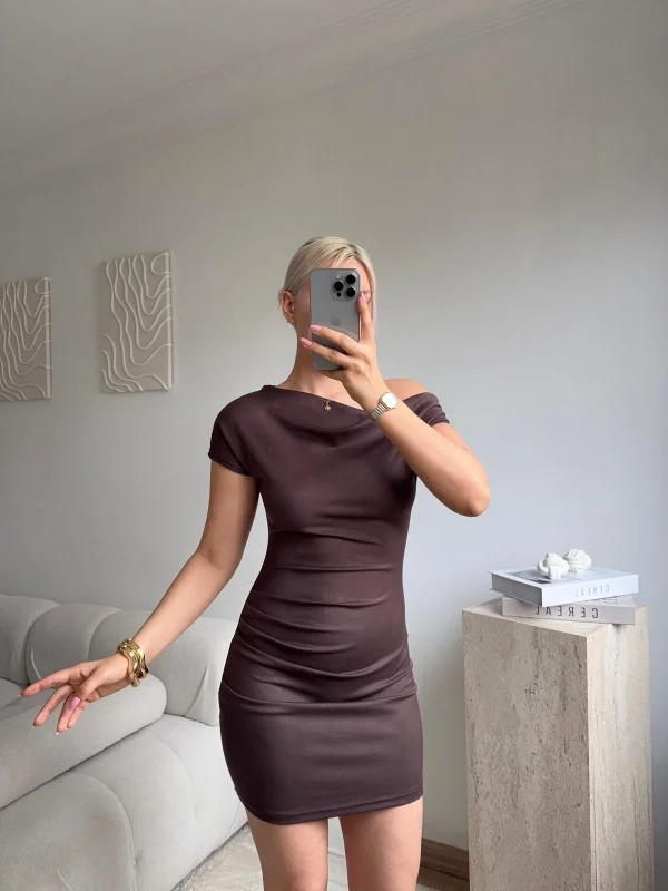 Kayık Yaka Vücuda Oturan Mini Elbise -KAHVE