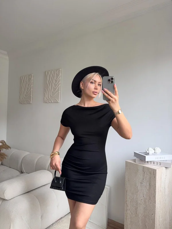 Kayık Yaka Vücuda Oturan Mini Elbise - SİYAH