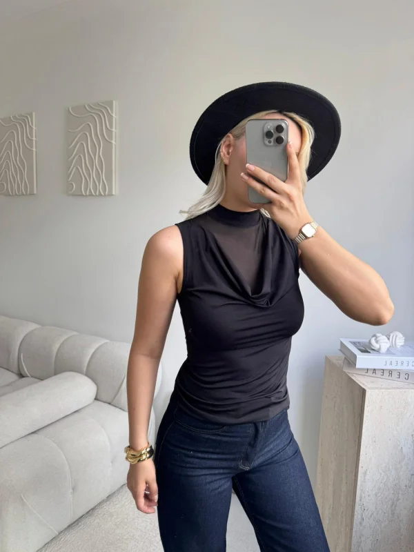 Transparan Tül Detaylı Yarım Balıkçı Yaka Kolsuz Bluz - SİYAH