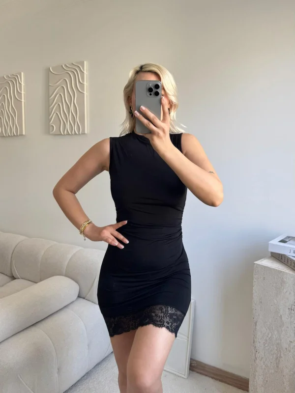 Eteği Dantel Yan Büzgü Elbise - SİYAH