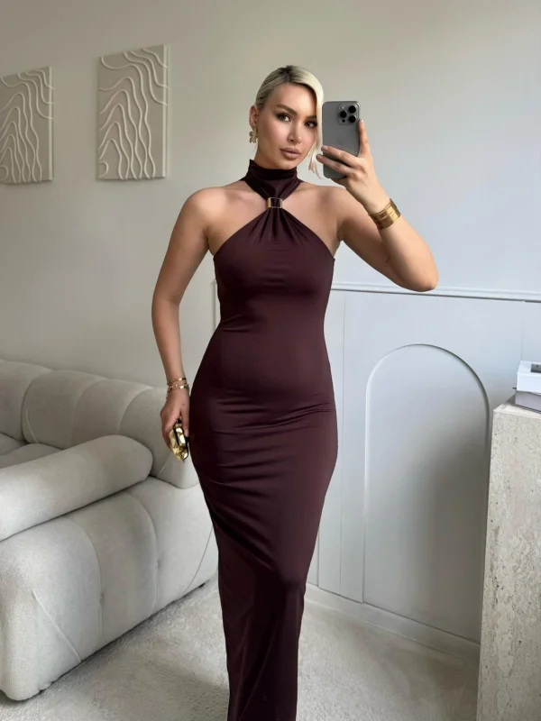 Halter Yaka Metal Aksesuar Detaylı Maxi Elbise - KAHVE