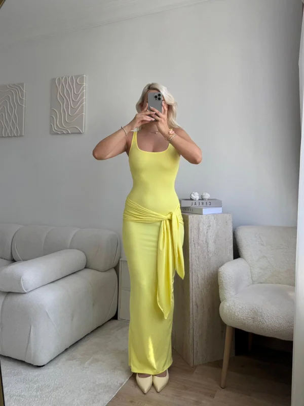 Kare Yaka Kuşaklı Elbise - SARI