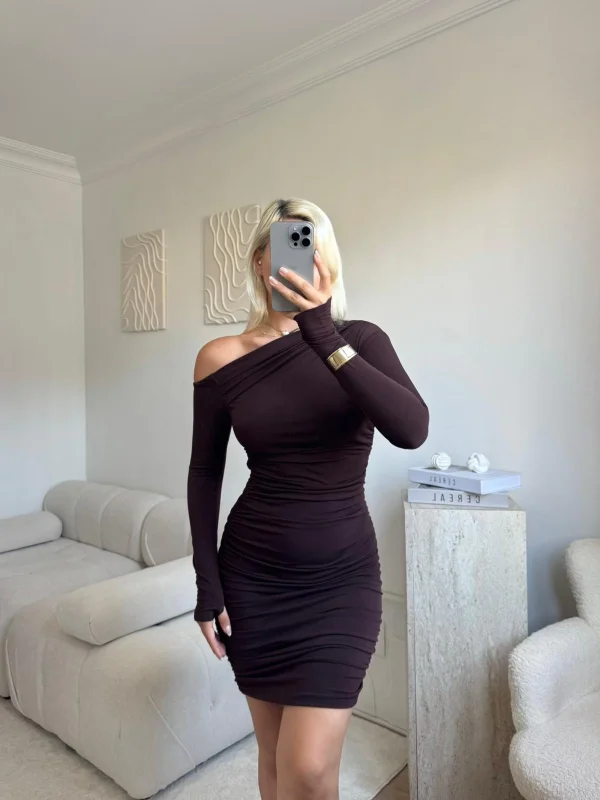 Kayık Yaka Parmak Geçmeli Elbise - KAHVE