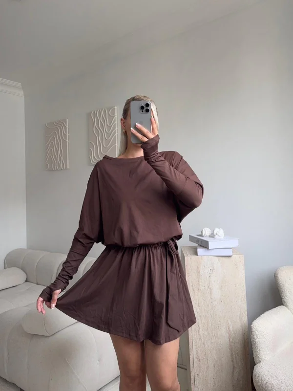 Kayık Yaka Pileli Elbise - KAHVE