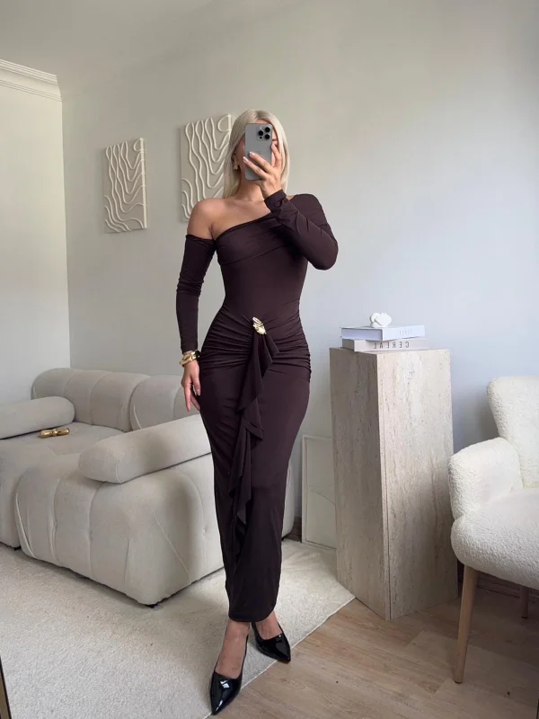 Omuz Dekolte Aksesuar Elbise - KAHVE