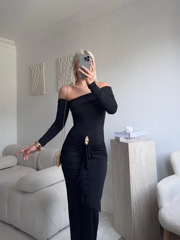 Omuz Dekolte Aksesuar Elbise - SİYAH